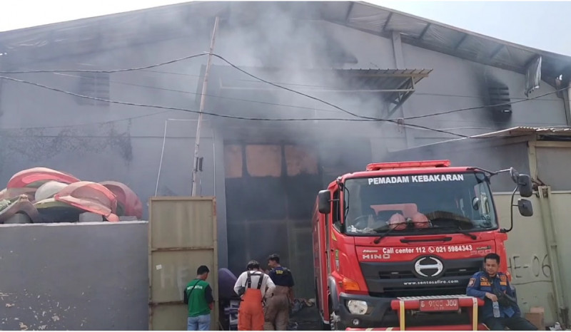 Gudang Penyimpanan Mainan di Tangerang Ludes Dilahap Api