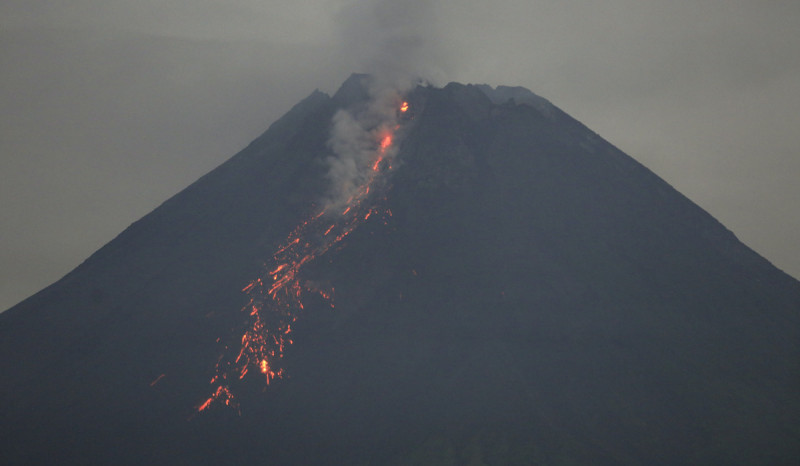 Gunung Merapi 14 Kali Luncurkan Lava di Minggu Pagi hingga Siang Hari
