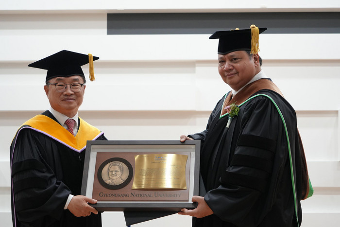 Airlangga Hartarto Raih Gelar Doktor Honoris Causa dari Gyeongsang National University