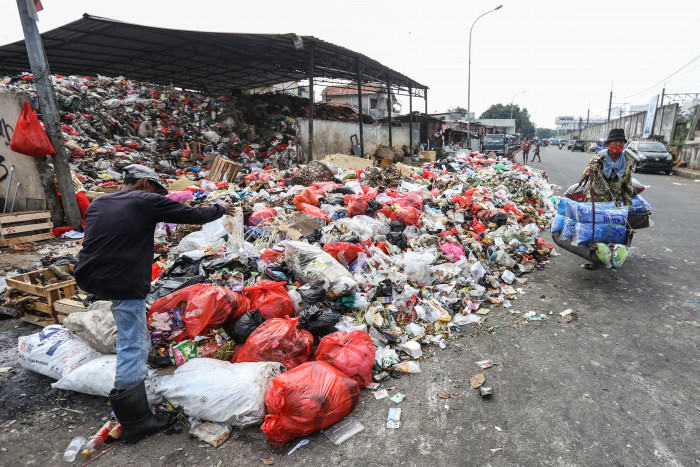 Timbungan Sampah Pasar Tugu Depok Menggunung hingga 5 Meter