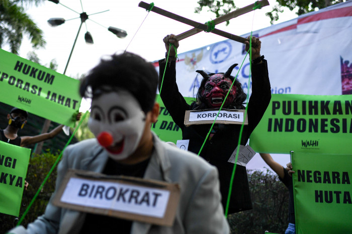 Aksi teatrikal simbolis praktik kejahatan korporasi di Kementerian Lingkungan Hidup dan Kehutanan (KLHK), Jakarta, Jumat (20/10/2023
