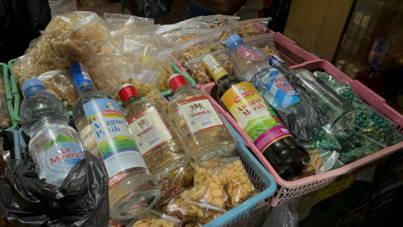 164 Botol Miras Disita Polisi Saat Menertibkan Warung Jamu di Tangerang