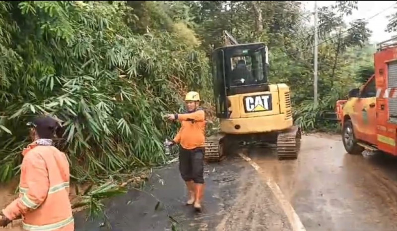 Tebing Setinggi 10 Meter Longsor Tutupi Jalan Alternatif Tasikmalaya-Garut