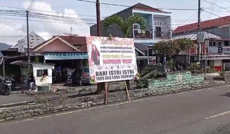 Heboh! Papan Bunga untuk Pelakor Bertebaran di Jalan Lintas Kepahiang Bengkulu