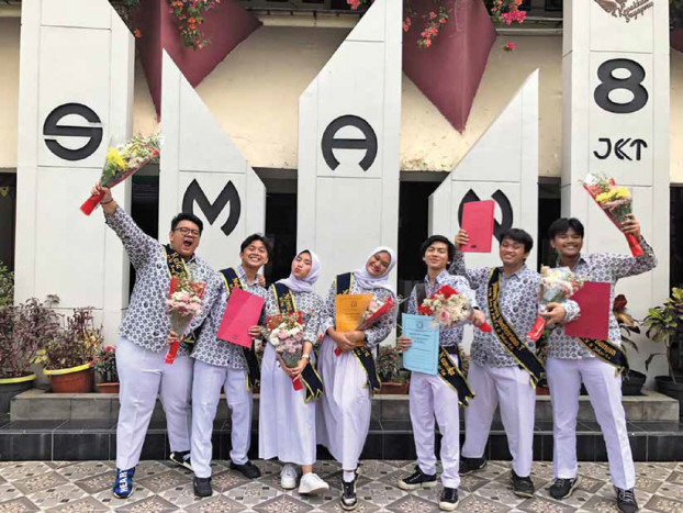 Tujuh siswa SMA Negeri 8 Jakarta yang meraih pendidikan di luar negeri melalui program beasiswa penuh dari pemerintah, BIM.