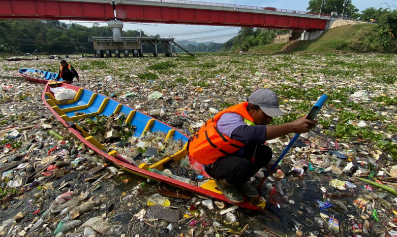Tumpukan Sampah di Aliran Citarum di Batujajar mulai Berkurang   