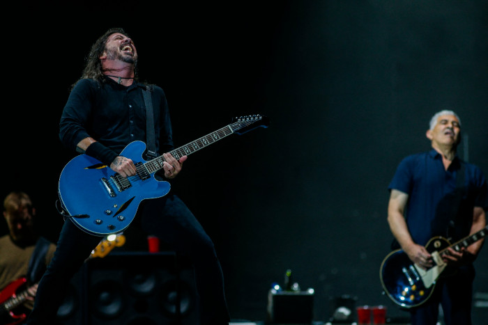 Penonton Ricuh, Foo Fighters Hentikan Konser di Birmingham Inggris