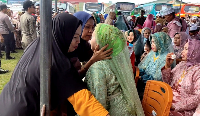 Dengan Gaya Nyentrik Ratusan Jemaah Haji Tiba di Majene, Keluarga Berebut Cium Kening