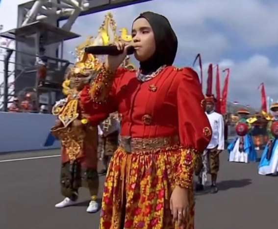 Putri Ariani Mengenakan Songket Lombok Karya Eni Joe