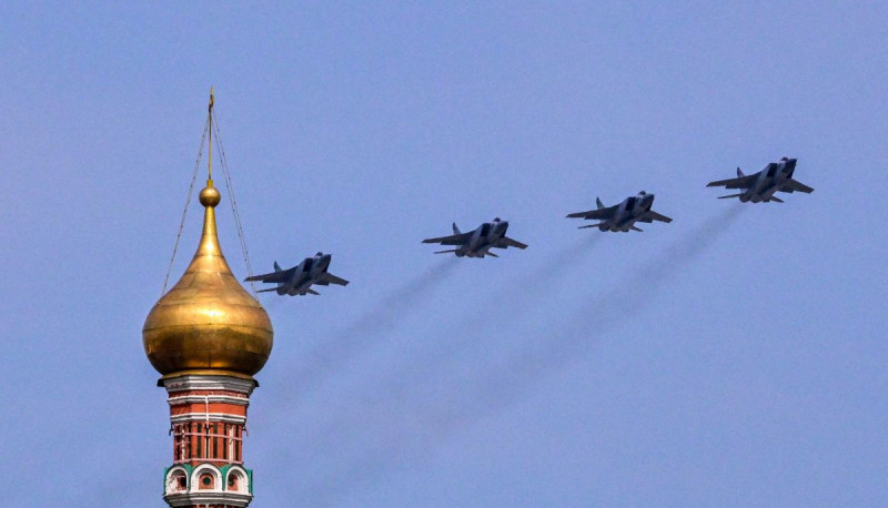 Rusia Serang Pangkalan Udara Ukraina Tempat Pasokan Pesawat Barat