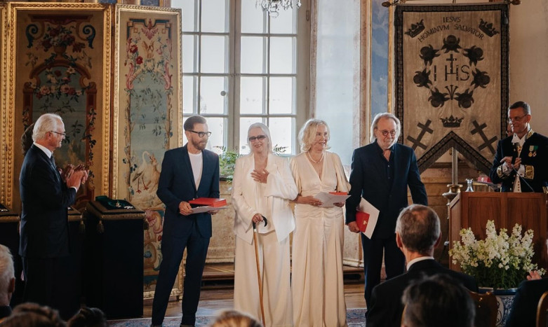 ABBA Dianugerahi Kehormatan Ksatria Swedia oleh Raja Carl XVI Gustaf