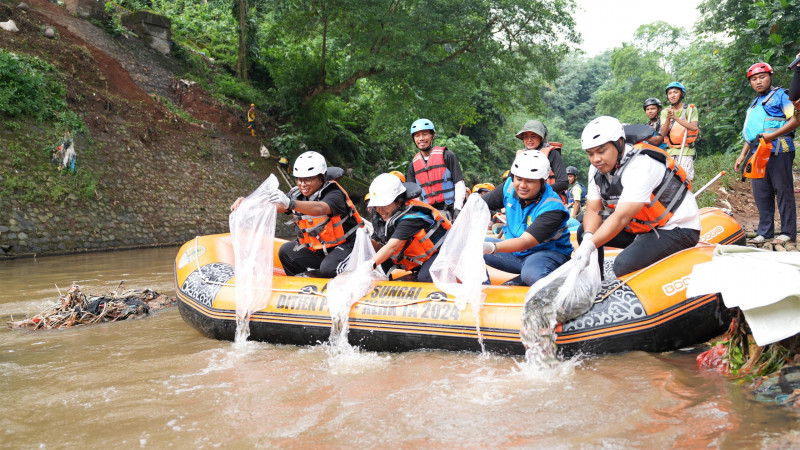 Suarakan Kesadaran Lingkungan, Relawan PLN EPI Lakukan Aksi Bersih-Bersih Sungai Ciliwung