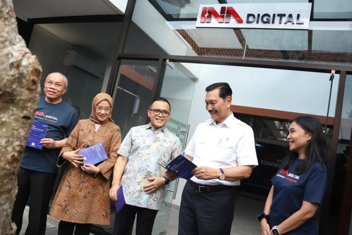 Menteri Luhut Kunjungi PERURI, Tinjau Area Kerja INA DIGITAL Sebagai Tempat Berkumpulnya Talenta Digital Anak Bangsa