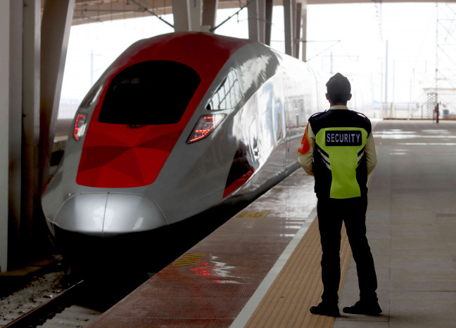 KCIC Imbau Masyarakat tak Bermain Layangan di Sekitar Rel Kereta Cepat