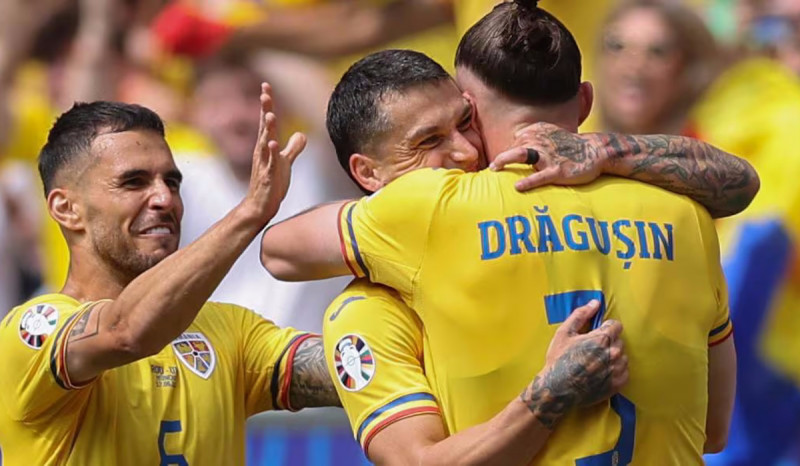 Pemain Rumania merayakan gol ke gawang Ukraina