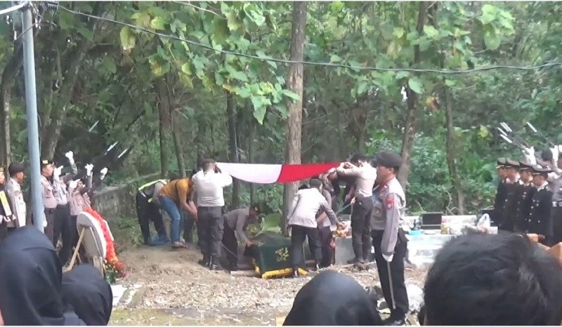 Jenazah Polisi yang Dibakar Istri Dimakamkan di Jombang