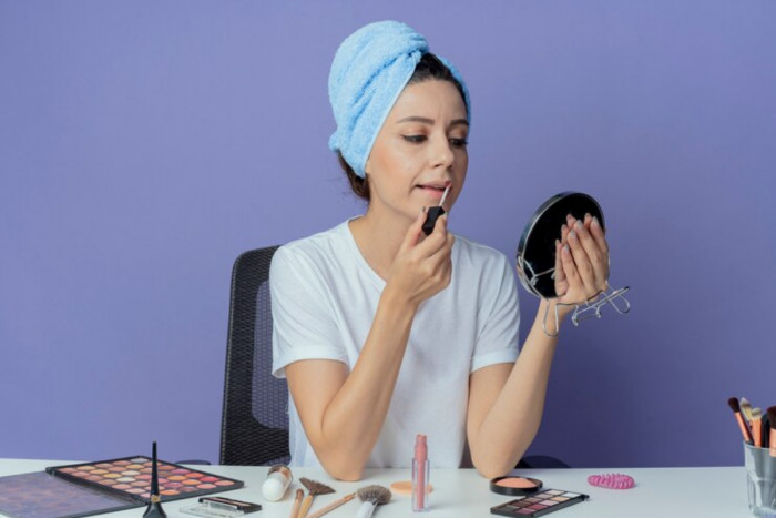 Cara Membuat Makeup agar Wajah Terlihat Tirus