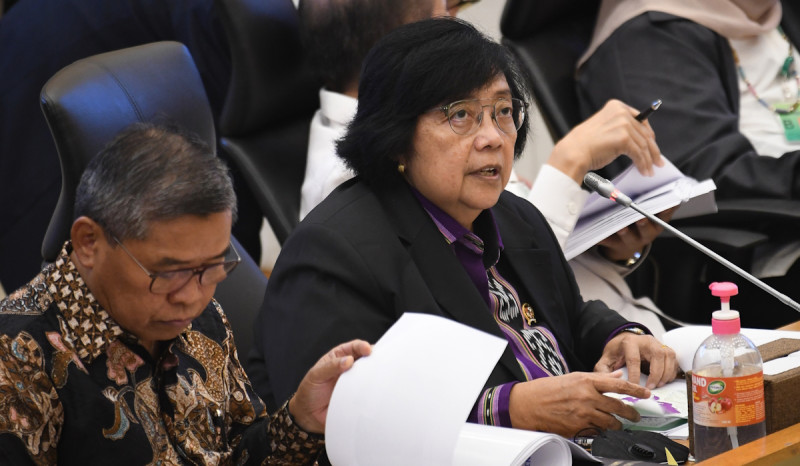 Menteri LHK Siti Nurbaya (kanan) menyampaikan paparannya dalam rapat kerja bersama Komisi IV DPR RI