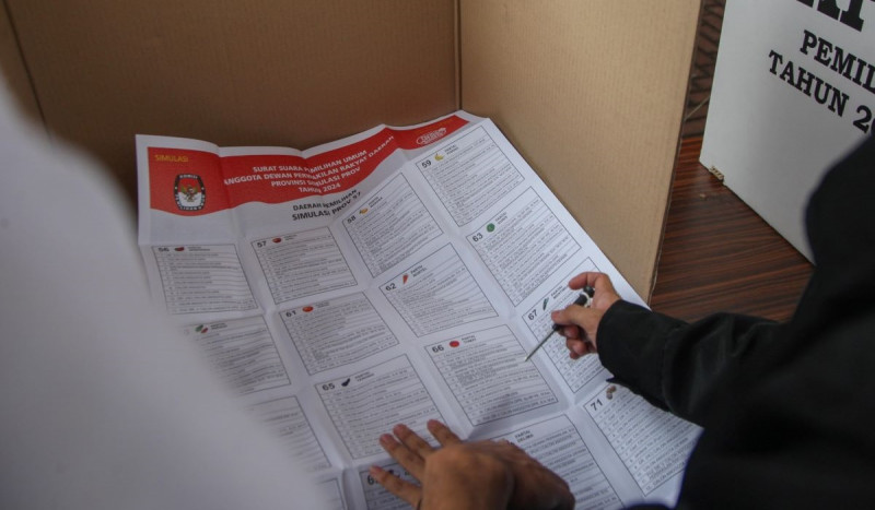 Warga melakukan tahap-tahap menggunakan hak suara saat simulasi pemungutan suara Pemilu 2024.