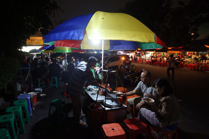 Warga menikmati makanan Gulai atau yang terkenal dengan nama Gulai Tikungan (Gultik) di kawasan Mahakam, Blok M, Jakarta Selatan