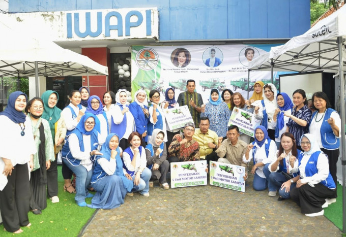 IWAPI dan KLHK Menyerahkan Bantuan Motor Sampah untuk Pengelolaan Sampah dan Penghijauan