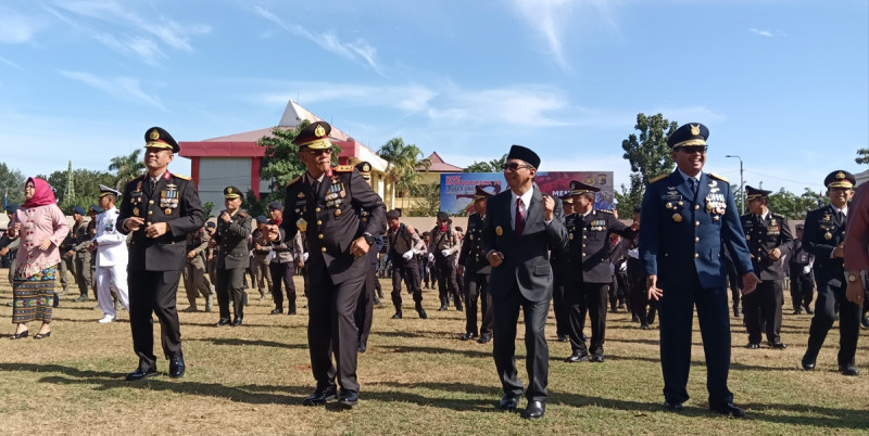 Rayakan HUT Bhayangkara, Anggota Polda NTT dan TNI Terima Hadiah Handphone dari Kapolda